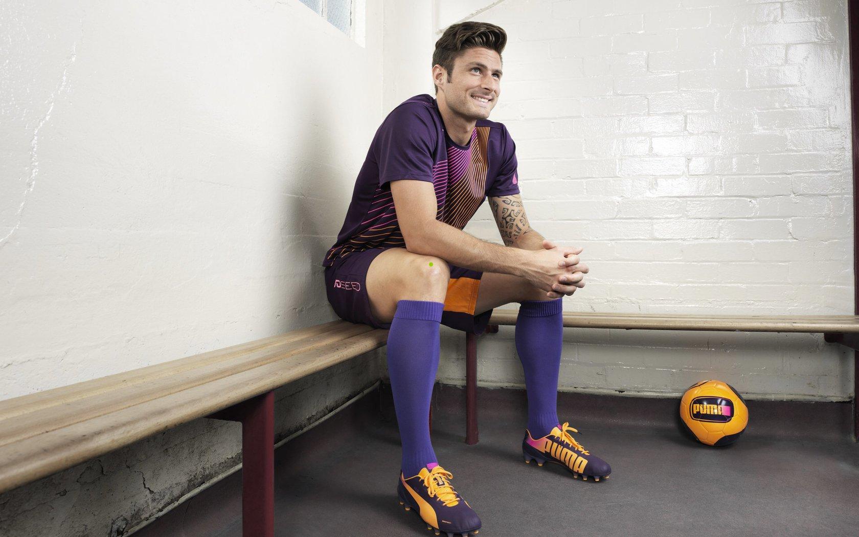 奢华与竞技的融合,LV携手英雄联盟S9,以世界杯为标杆重塑电竞荣耀